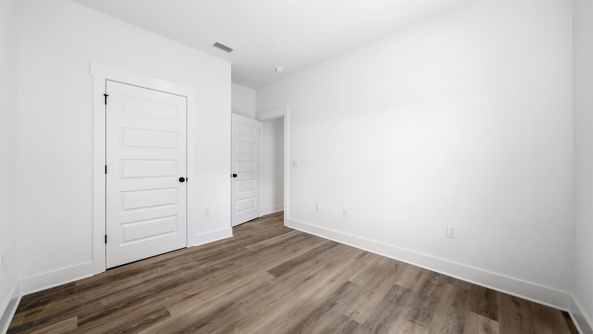 The guest bedrooms have a hall adjacent to the kitchen