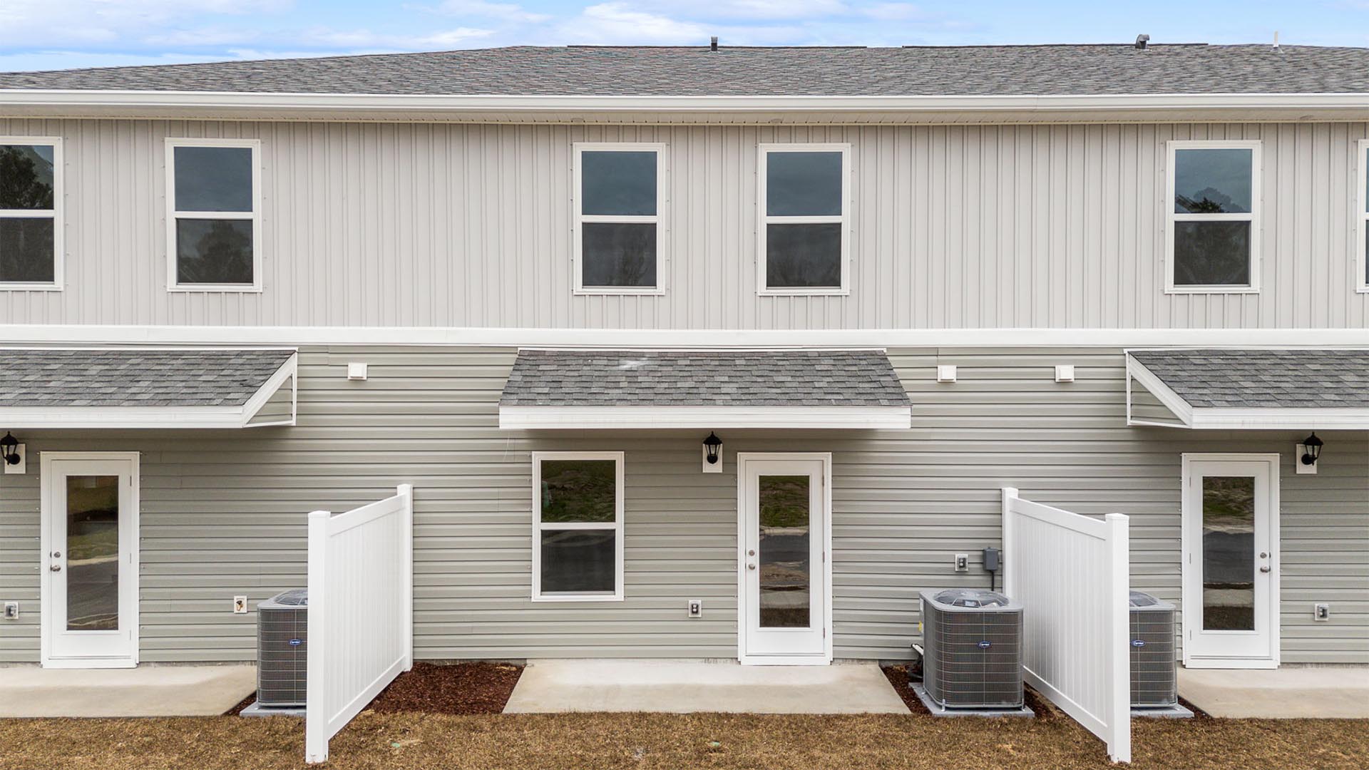 The back of the townhomes have partitions between units