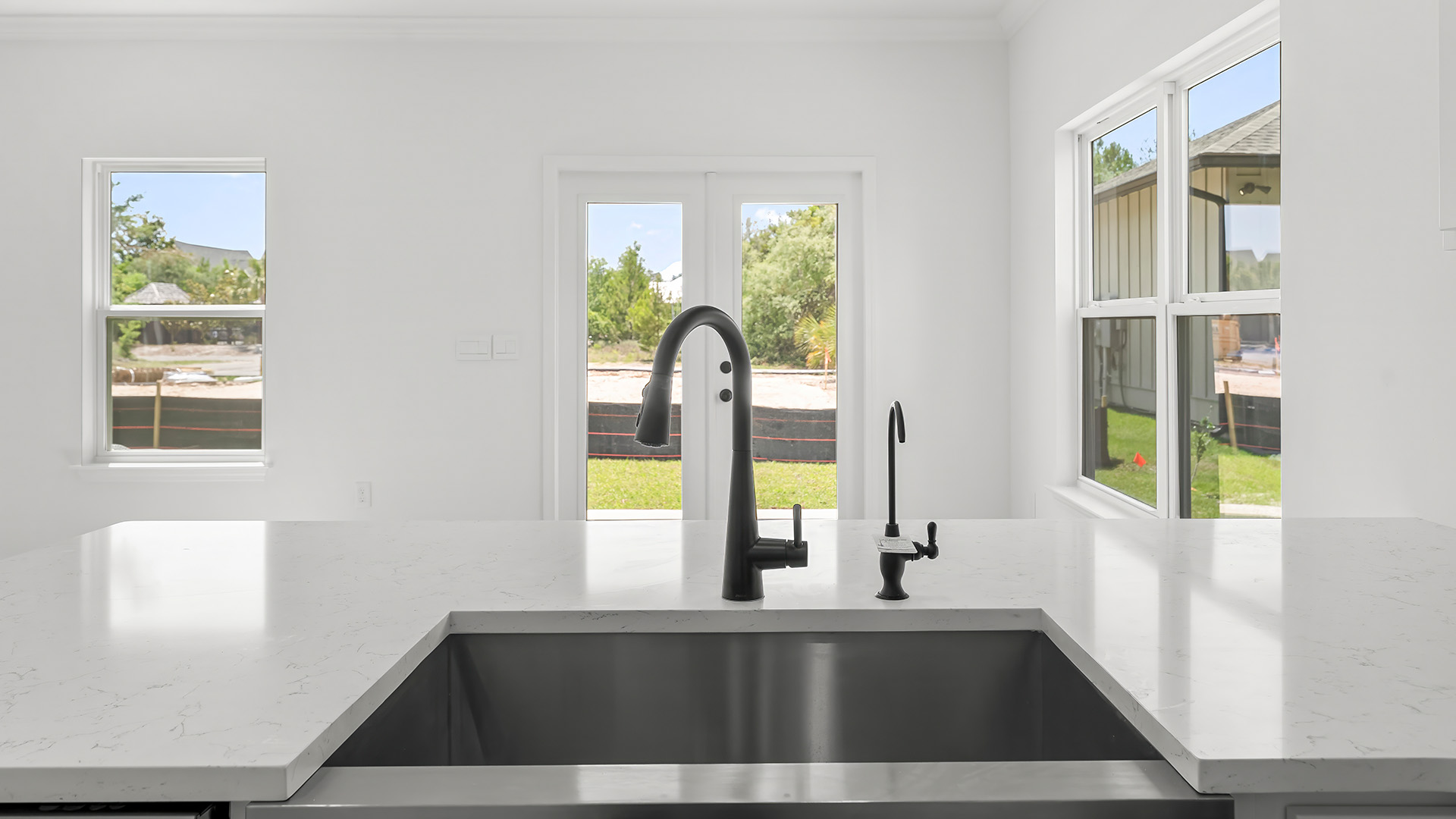 Farm style single basin sink with stainless finish