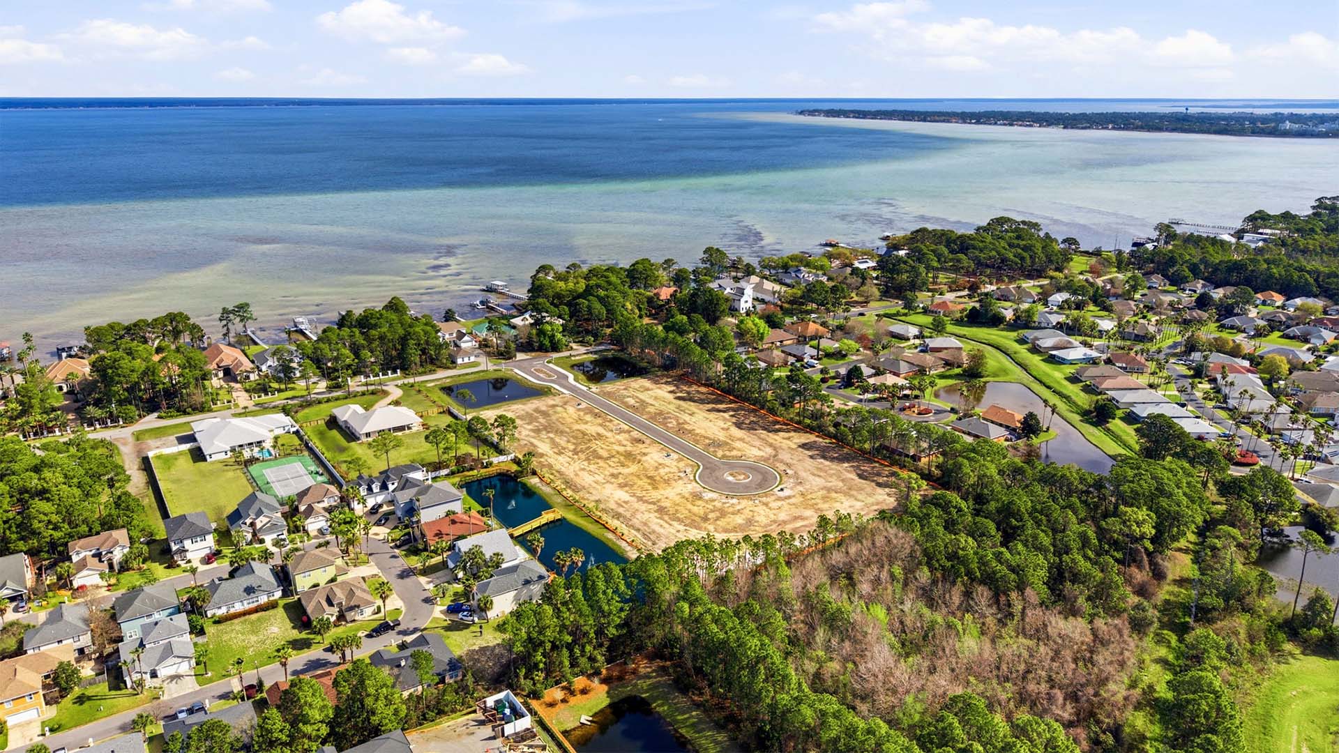 Aerial view of Crest Bay Cottages, close to Legion Park with water access area