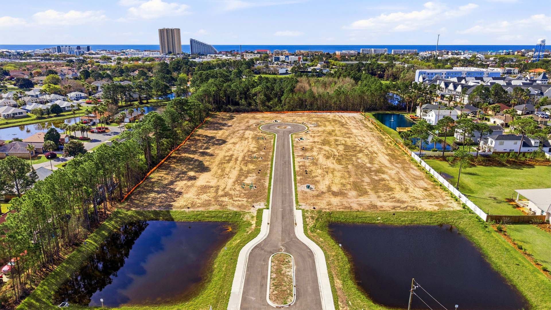 Crest Bay is easily accessible and has two small ponds at the entry