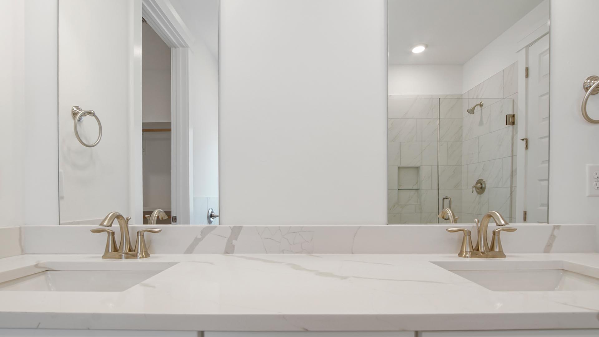 Dual vanity sink in the primary bathroom