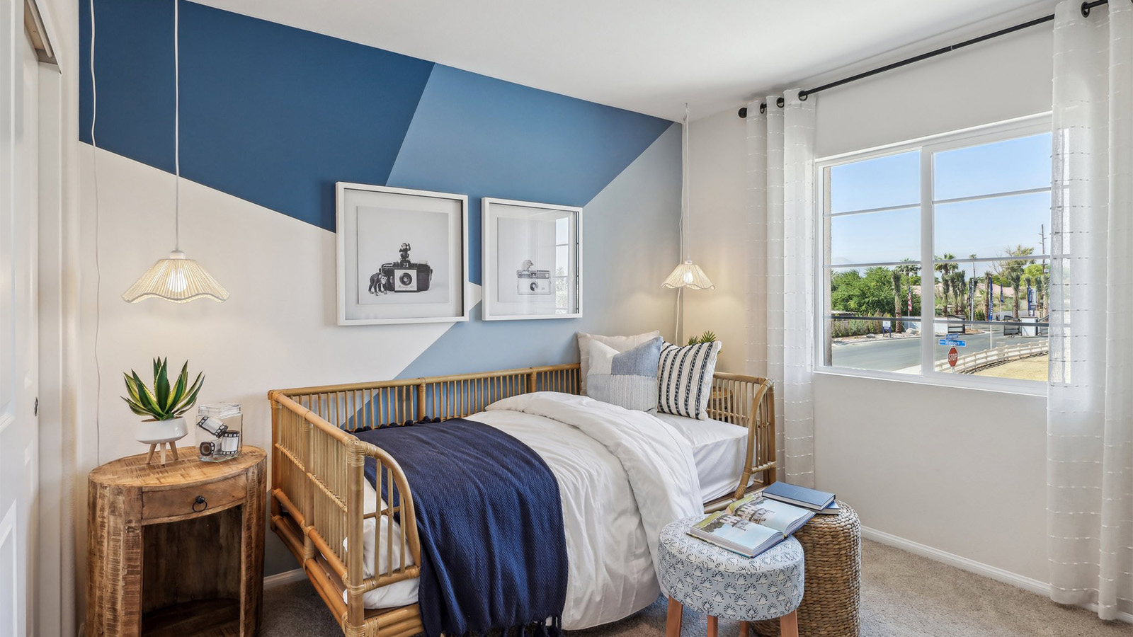 Secondary bedroom with twin bed