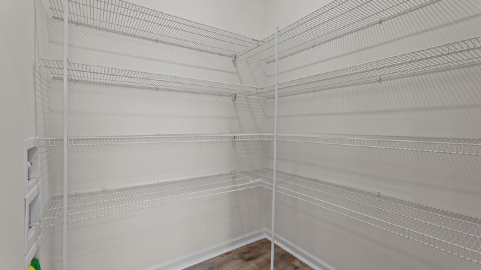 walk in pantry in kitchen area