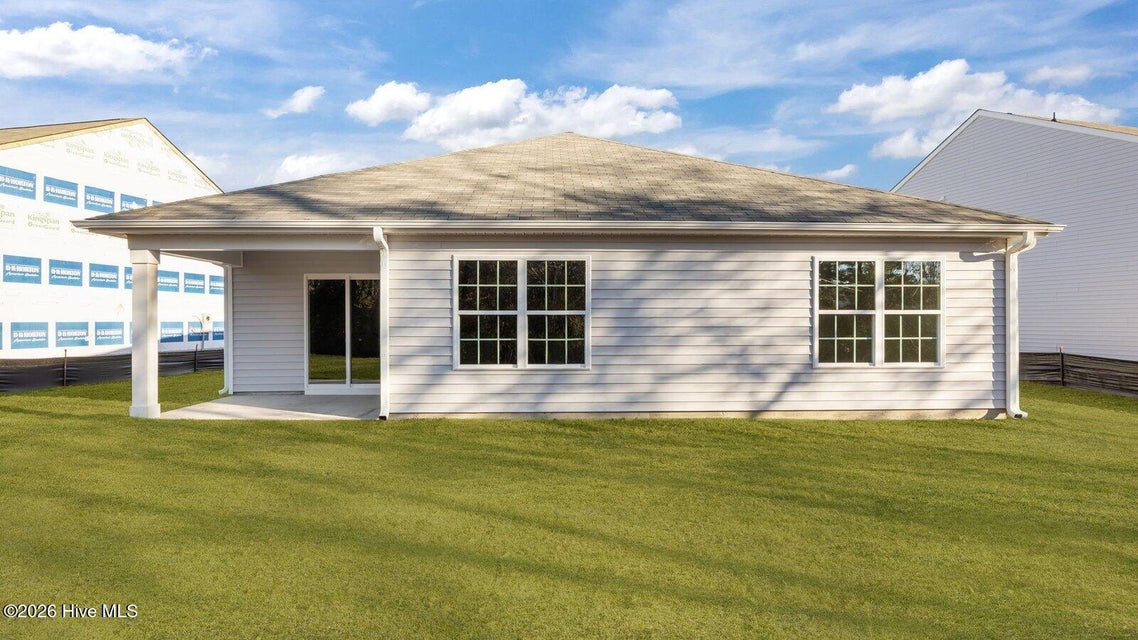 * Photos are not of actual home or interior features and are representative of floor plan only. *