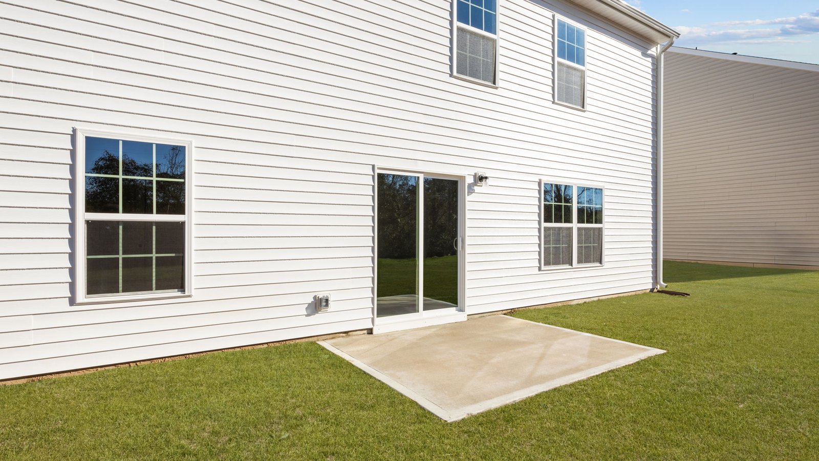 * Photos are not of actual home or interior features and are representative of floor plan only. *