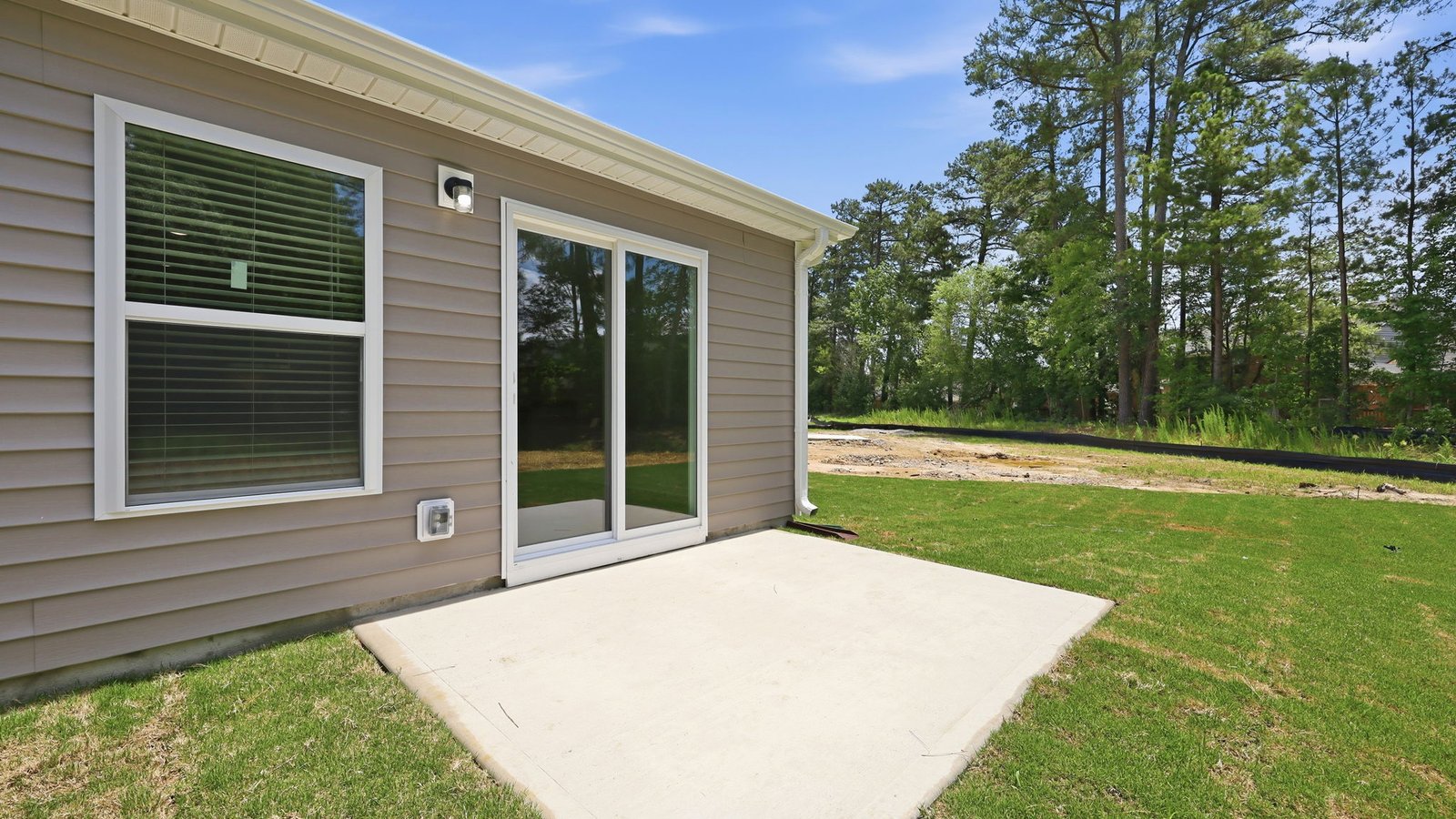 * Photos are not of actual home or interior features and are representative of floor plan only. *