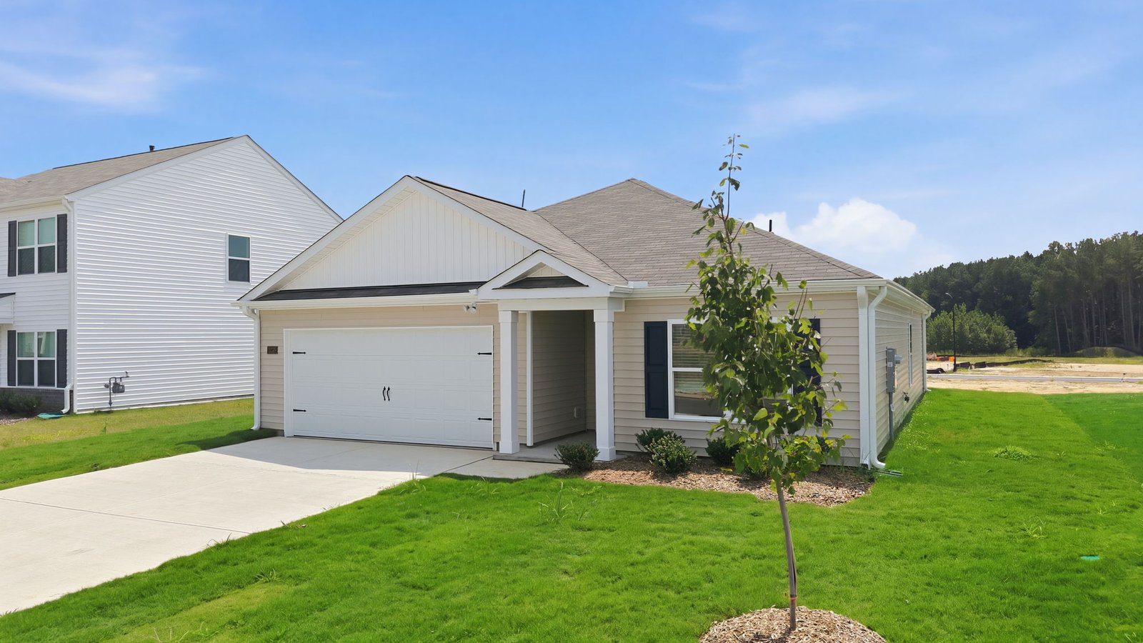 one story home with driveway