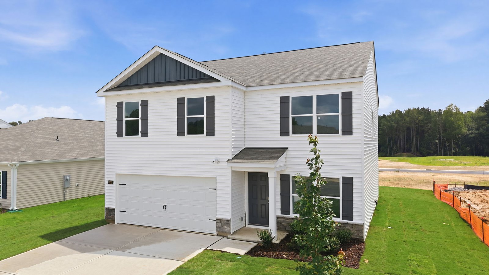 view of the front of home with white vinyl