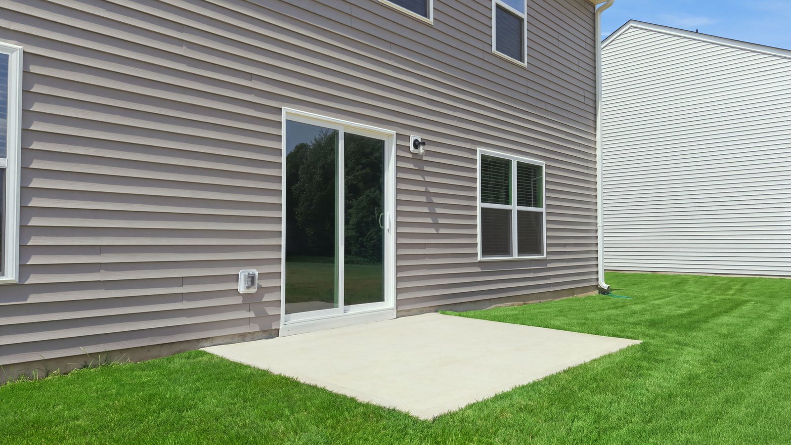 * Photos are not of actual home or interior features and are representative of floor plan only. *