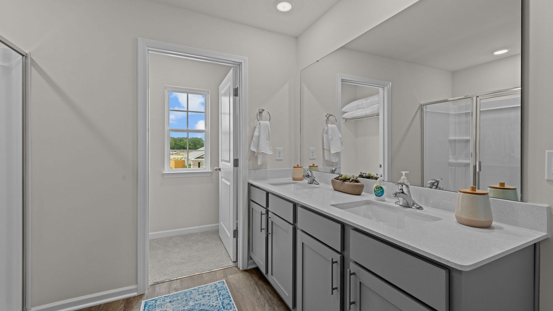primary bathroom with double vanity anf walk in closet