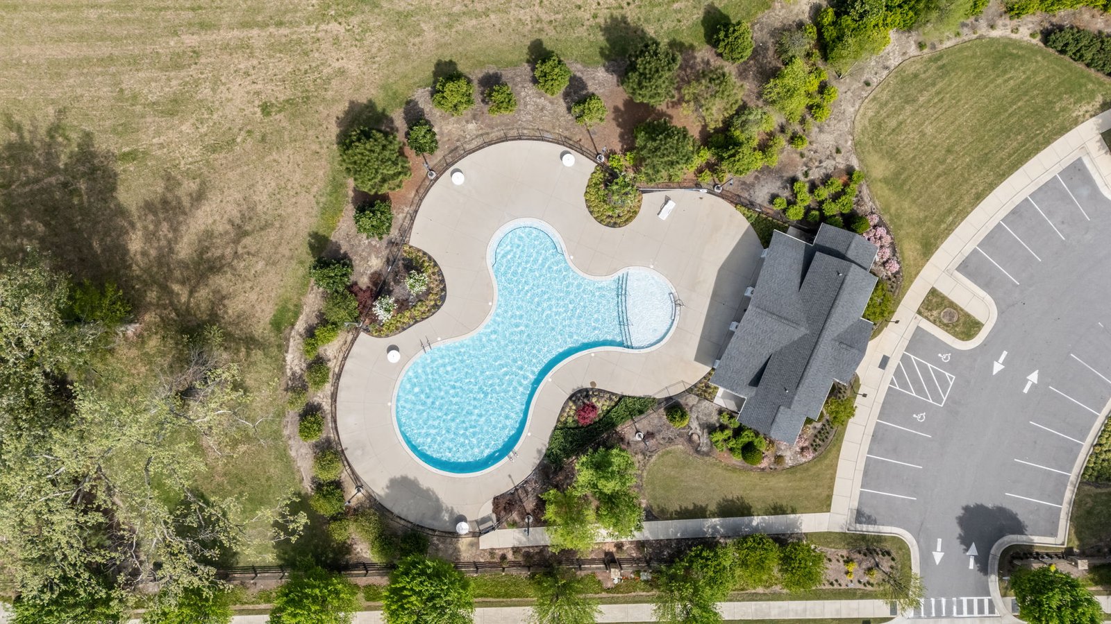 aerial view of neighborhood pool and pool house