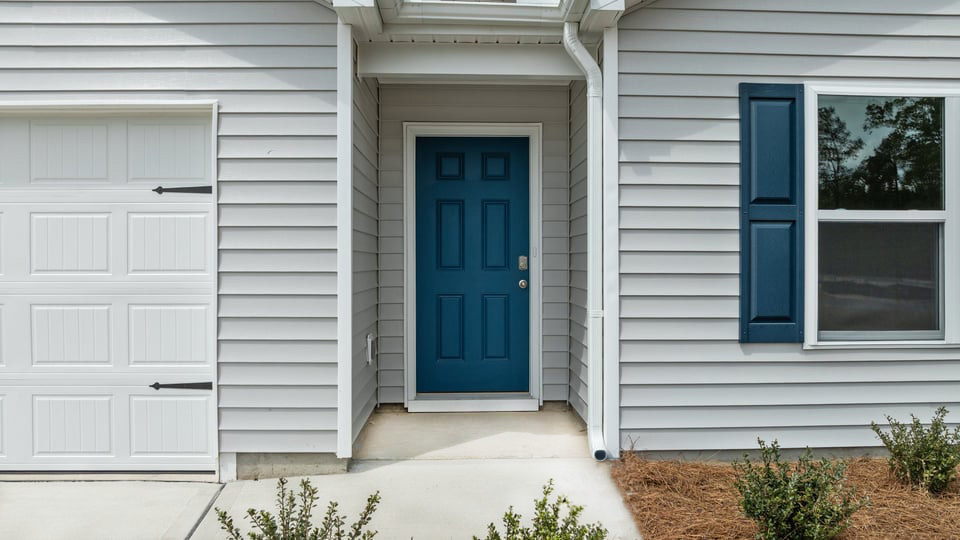 * Photos are not of actual home or interior features and are representative of floor plan only. *