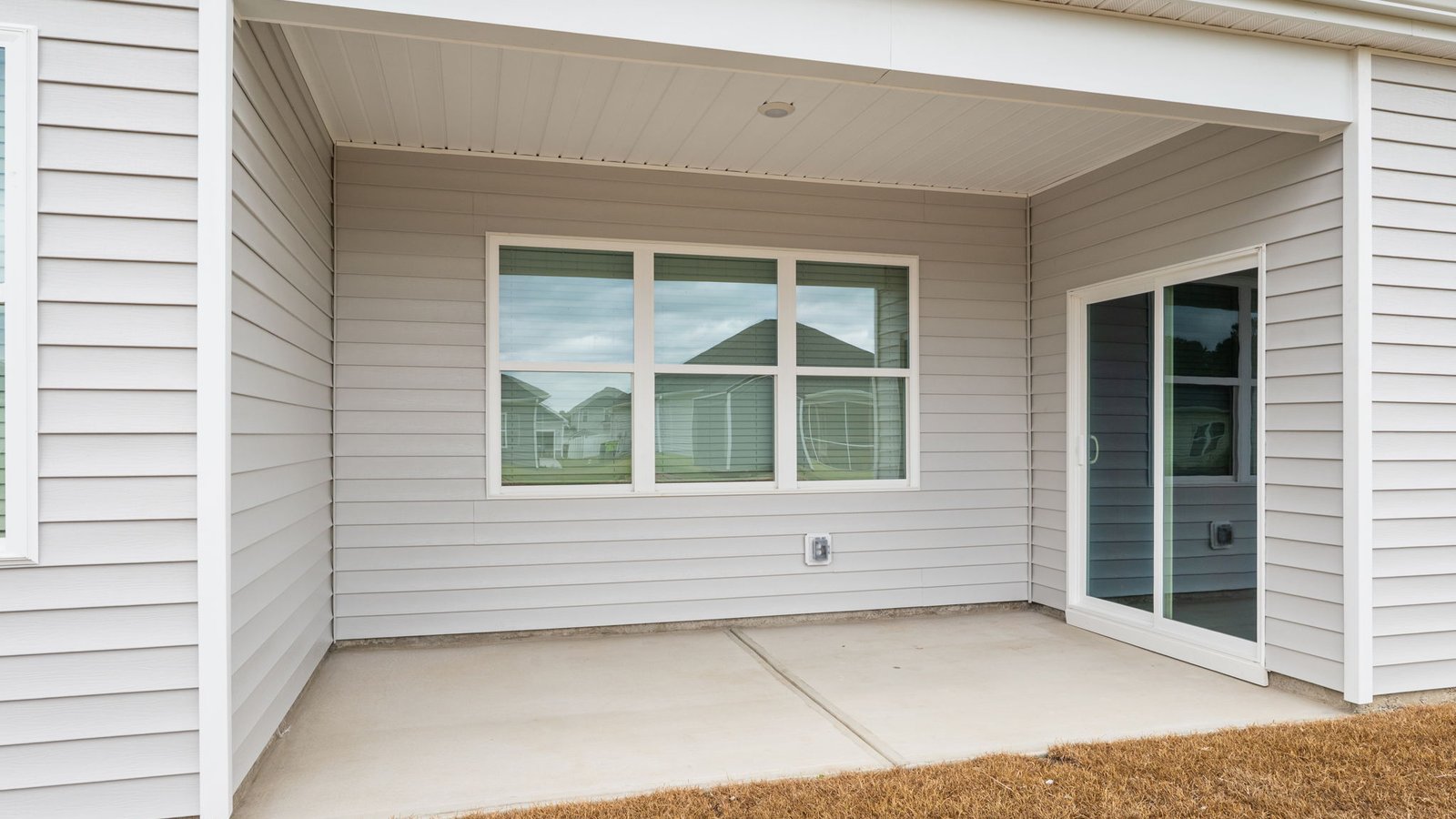 * Photos are not of actual home or interior features and are representative of floor plan only. *