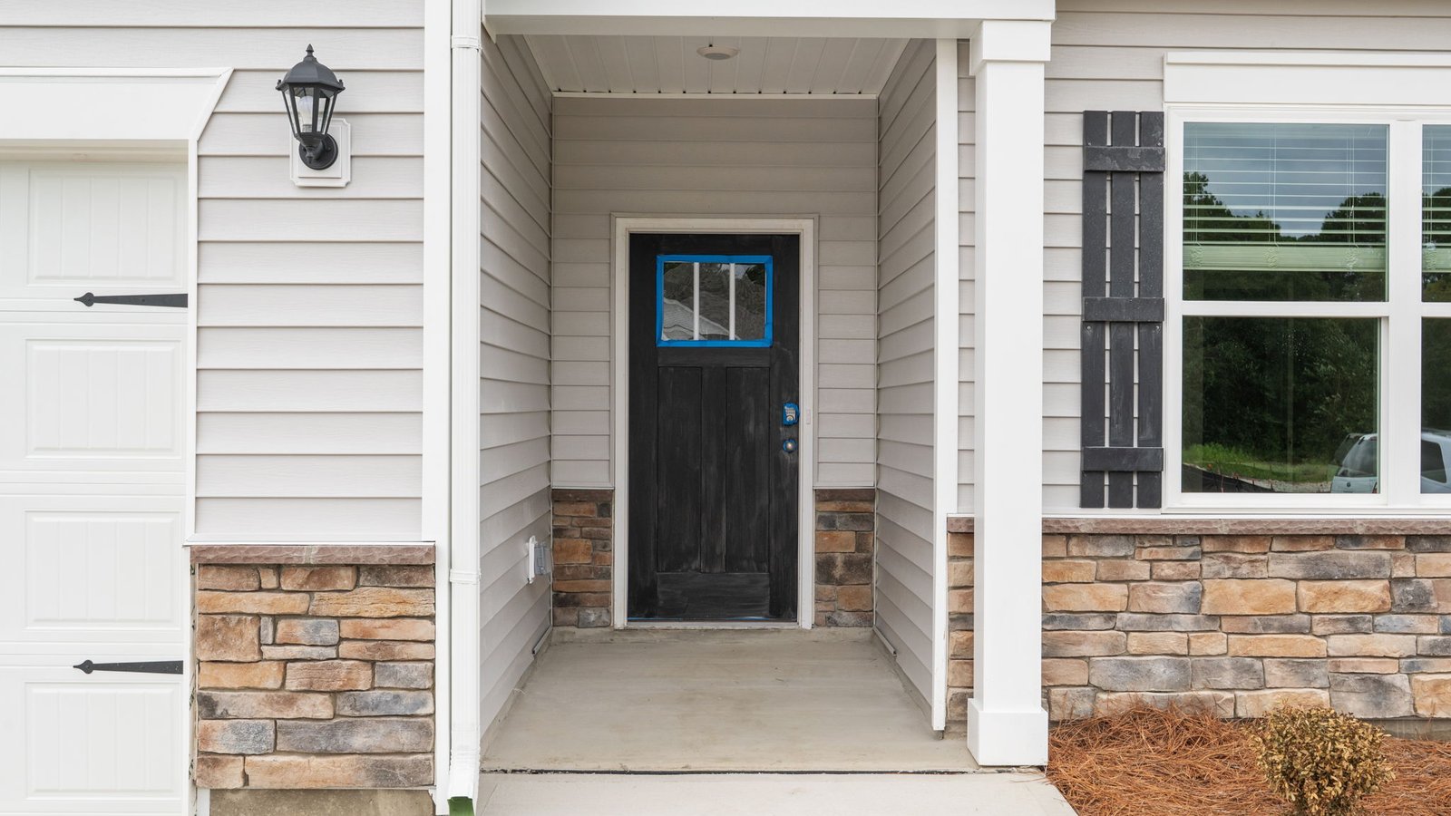 * Photos are not of actual home or interior features and are representative of floor plan only. *