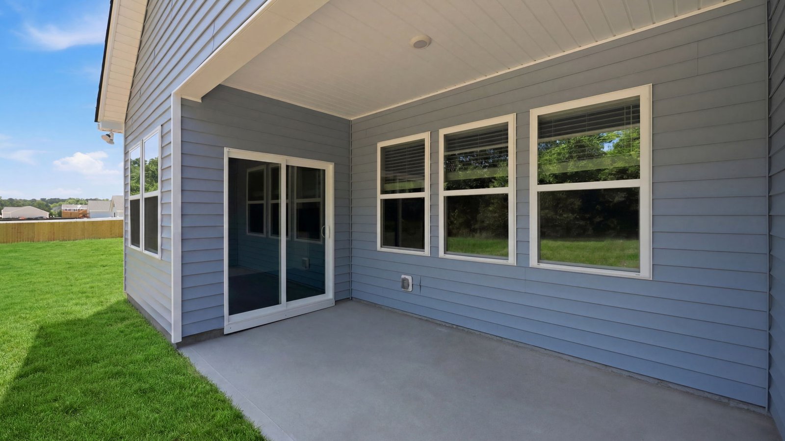 * Photos are not of actual home or interior features and are representative of floor plan only. *