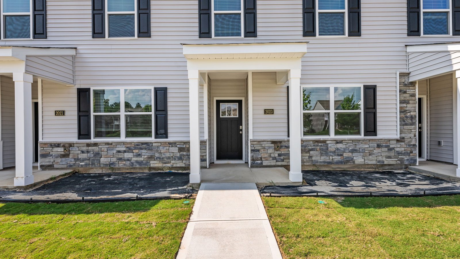 * Photos are not of actual home or interior features and are representative of floor plan only. *