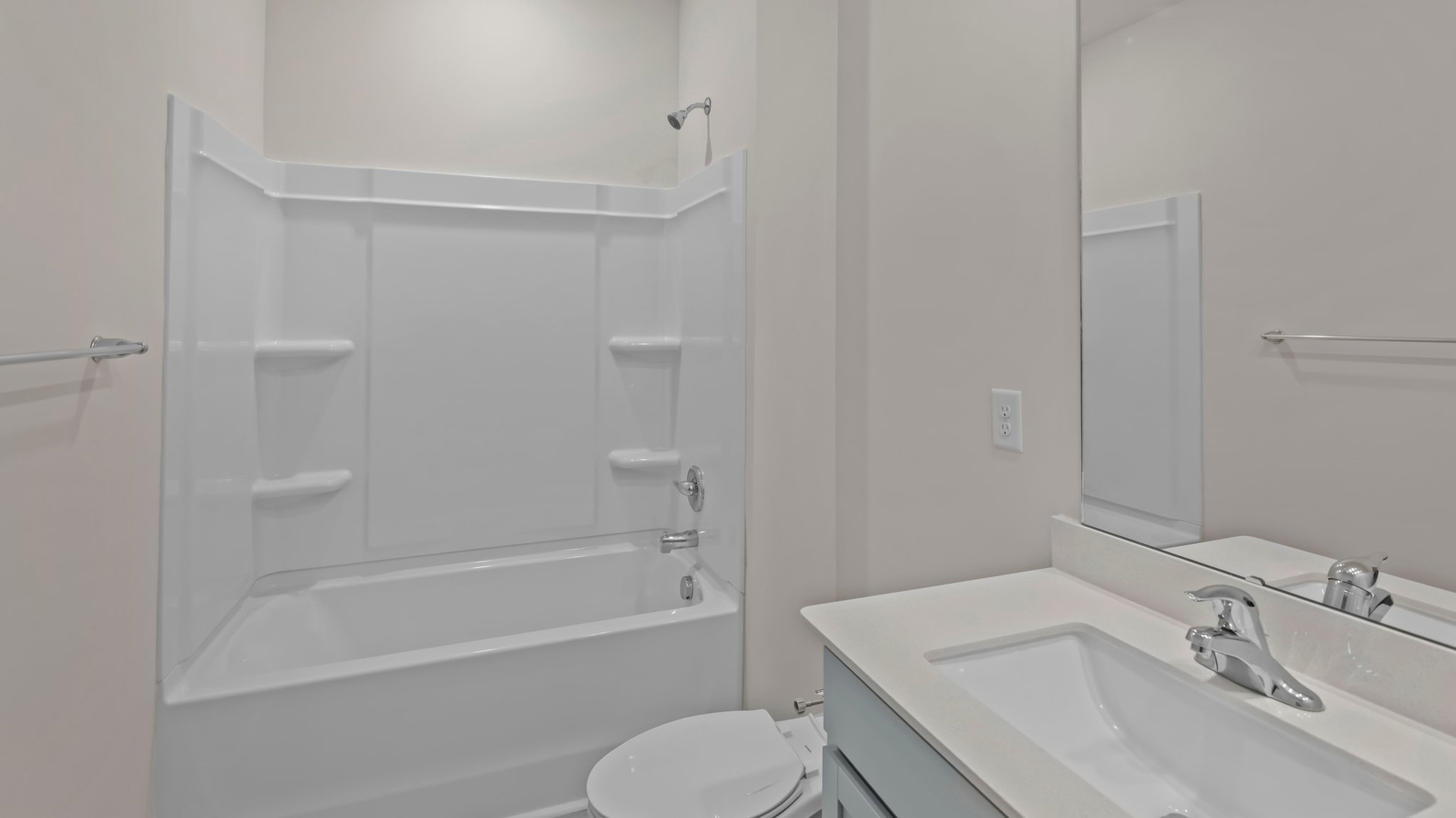 full bathroom with shower/tub combo