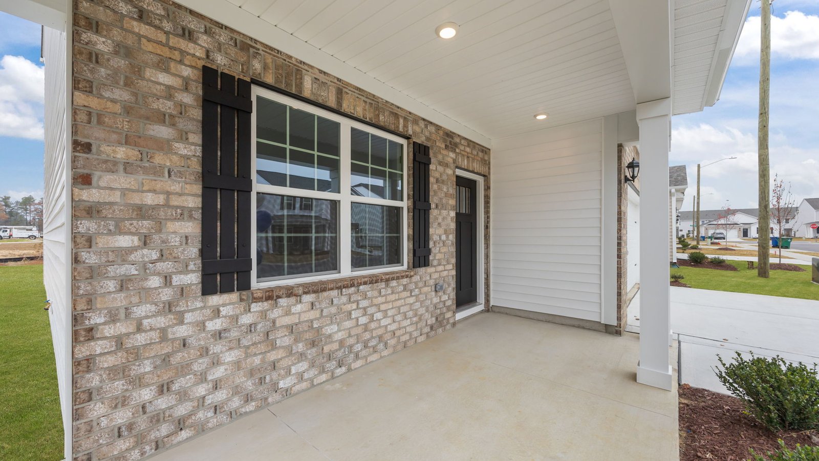 * Photos are not of actual home or interior features and are representative of floor plan only. *