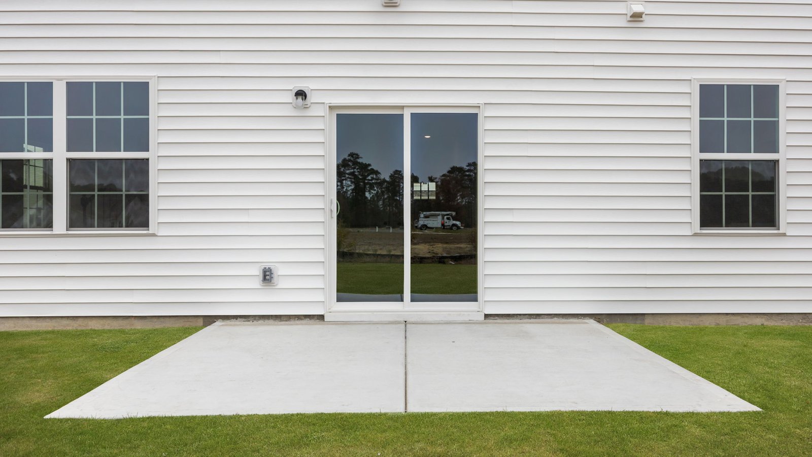 * Photos are not of actual home or interior features and are representative of floor plan only. *