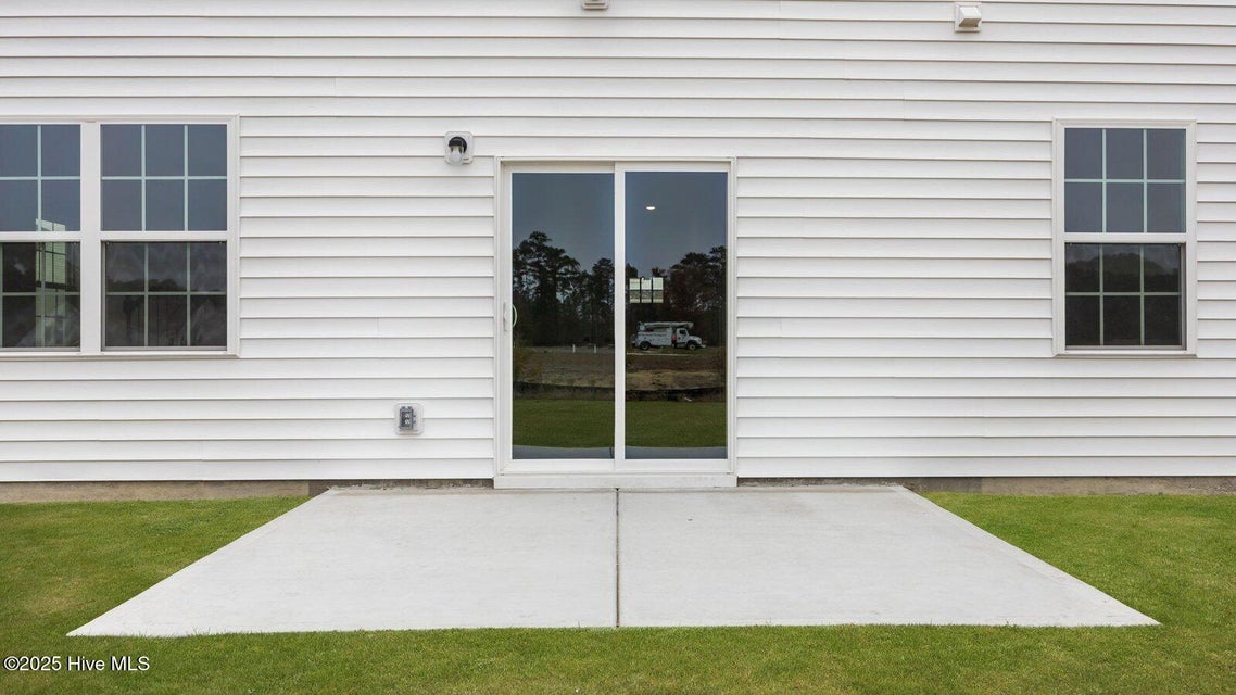 * Photos are not of actual home or interior features and are representative of floor plan only. *