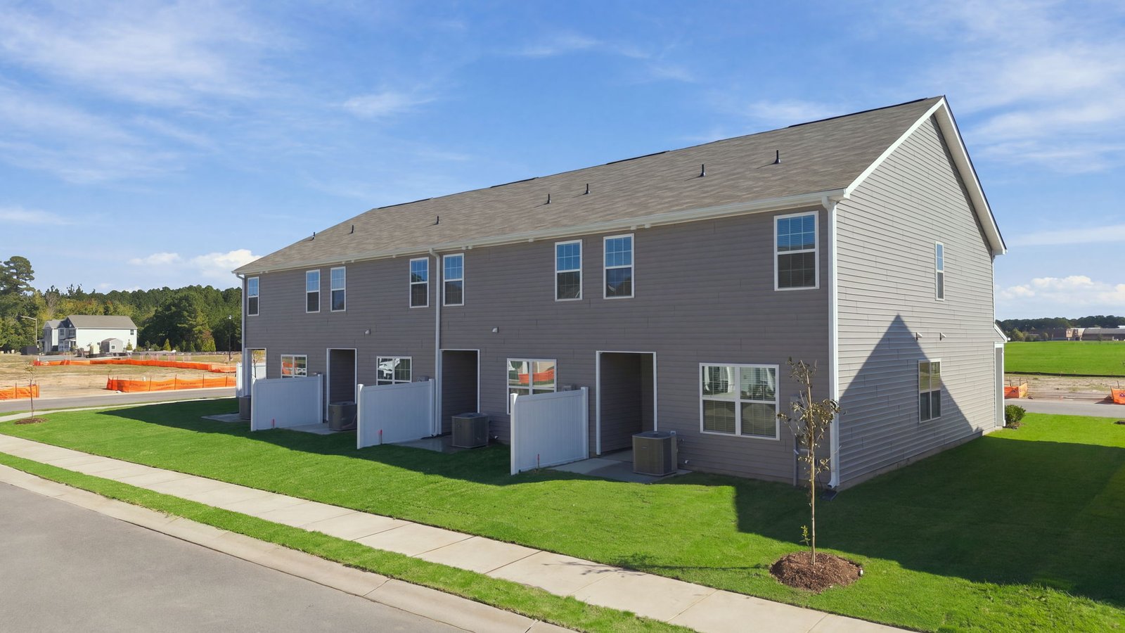 rear view of townhome and lot