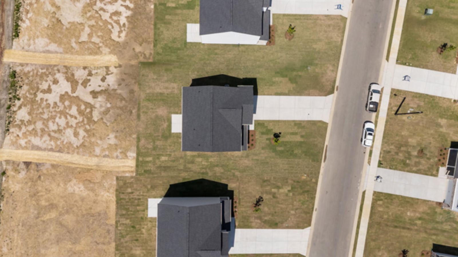 * Photos are not of actual home or interior features and are representative of floor plan only. *