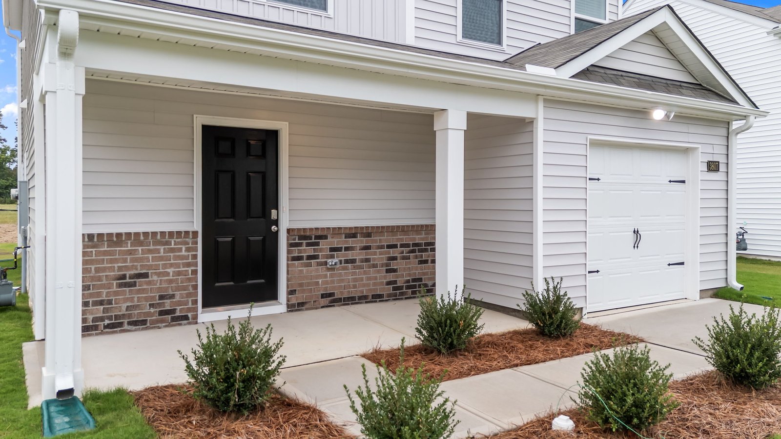 * Photos are not of actual home or interior features and are representative of floor plan only. *