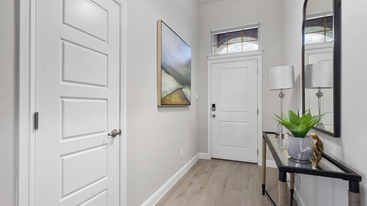 Open entry area and hallway