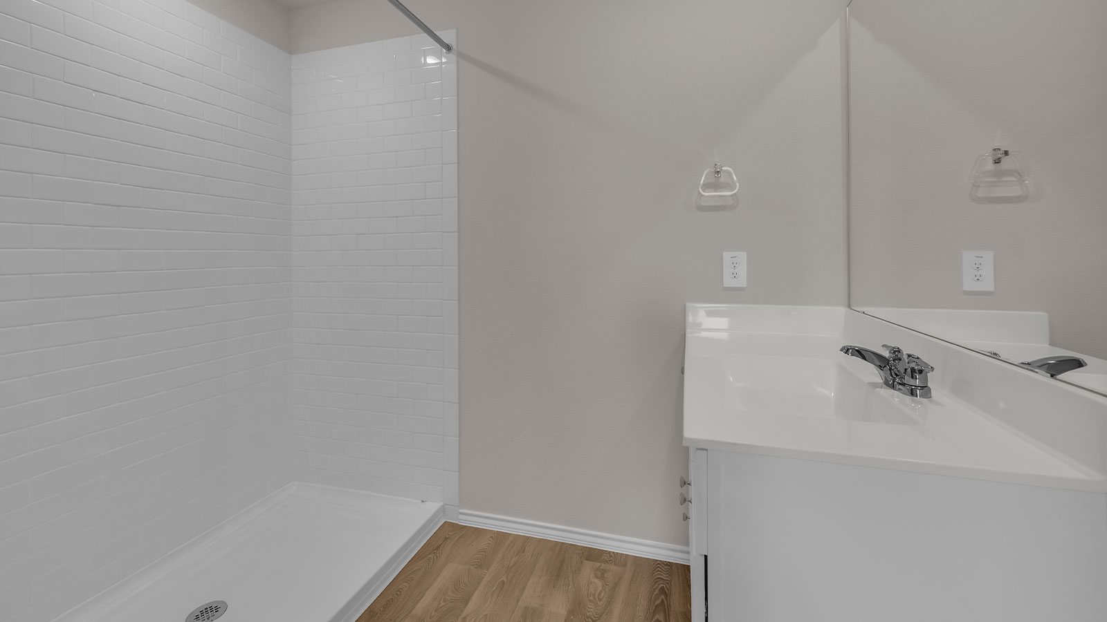Main bathroom with vanity, toilet, and shower with tile.
