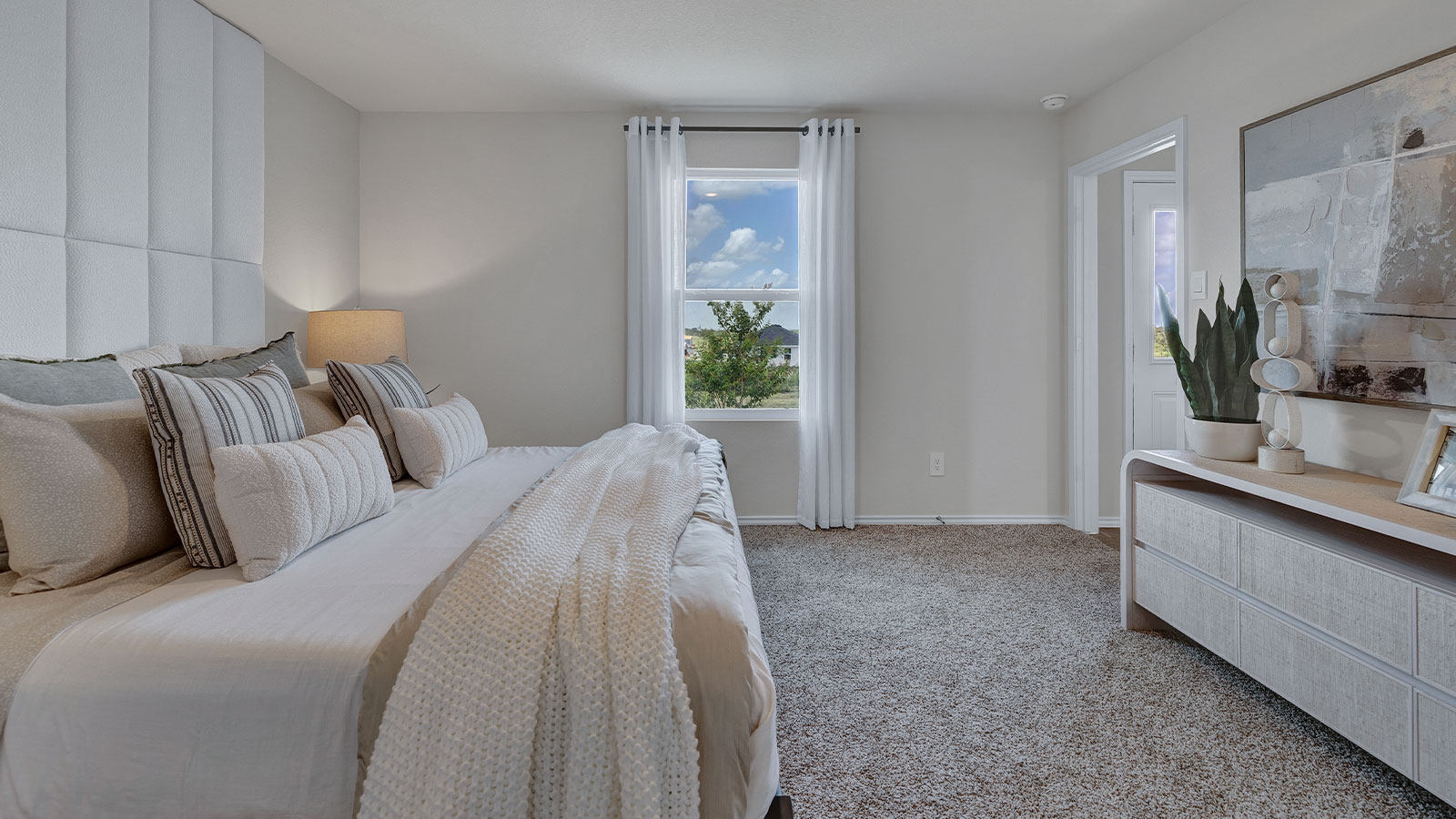 Main bedroom with carpeting and one window.