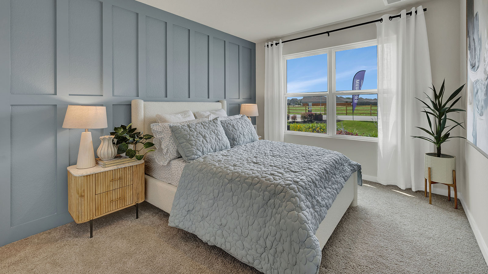 Secondary bedroom with carpeting and one window.