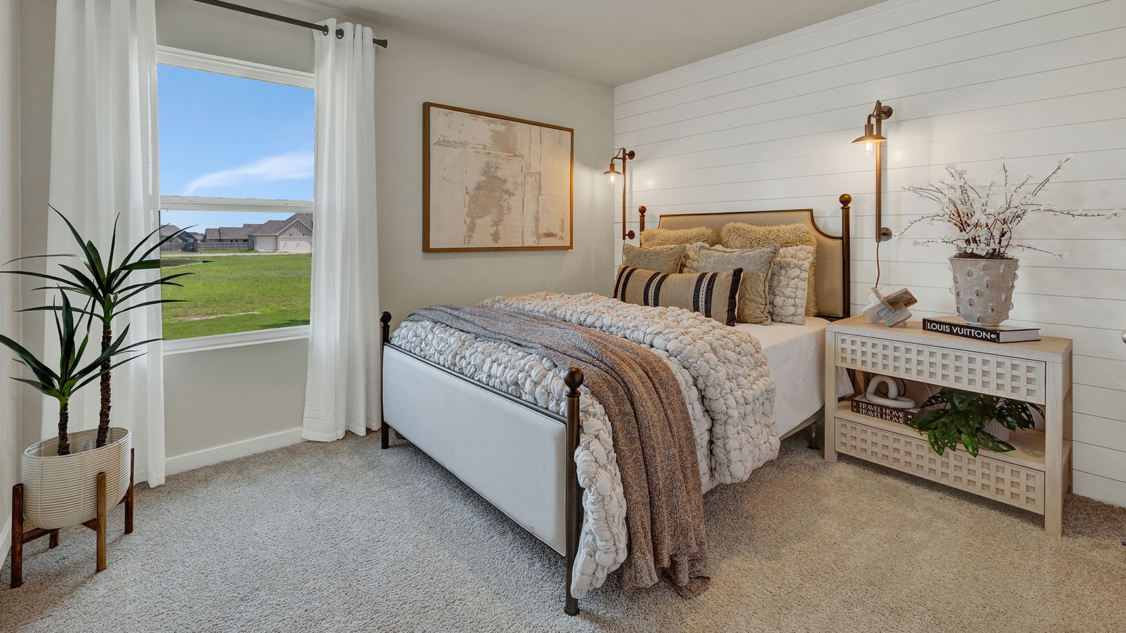 Secondary bedroom with carpeting and one window.