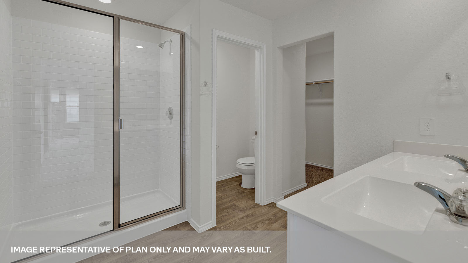 Main bathroom with a large walk-in shower, a double sink, a toilet and a closet.