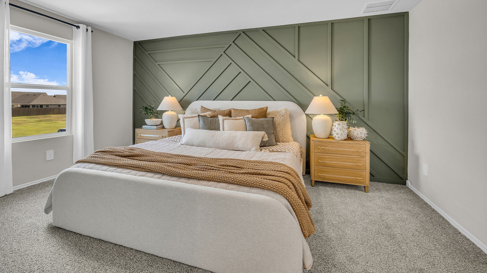 Main bedroom with carpeting and one window.