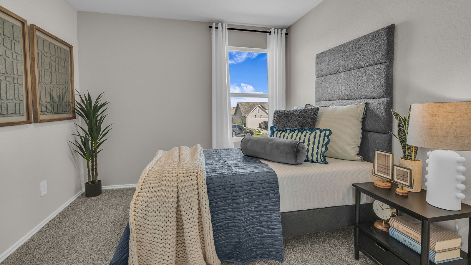 Secondary bedroom with carpeting and one window.
