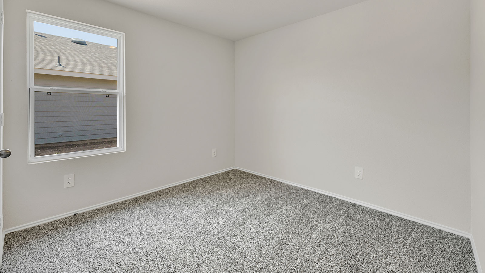 Secondary bedroom with carpeting and one window.