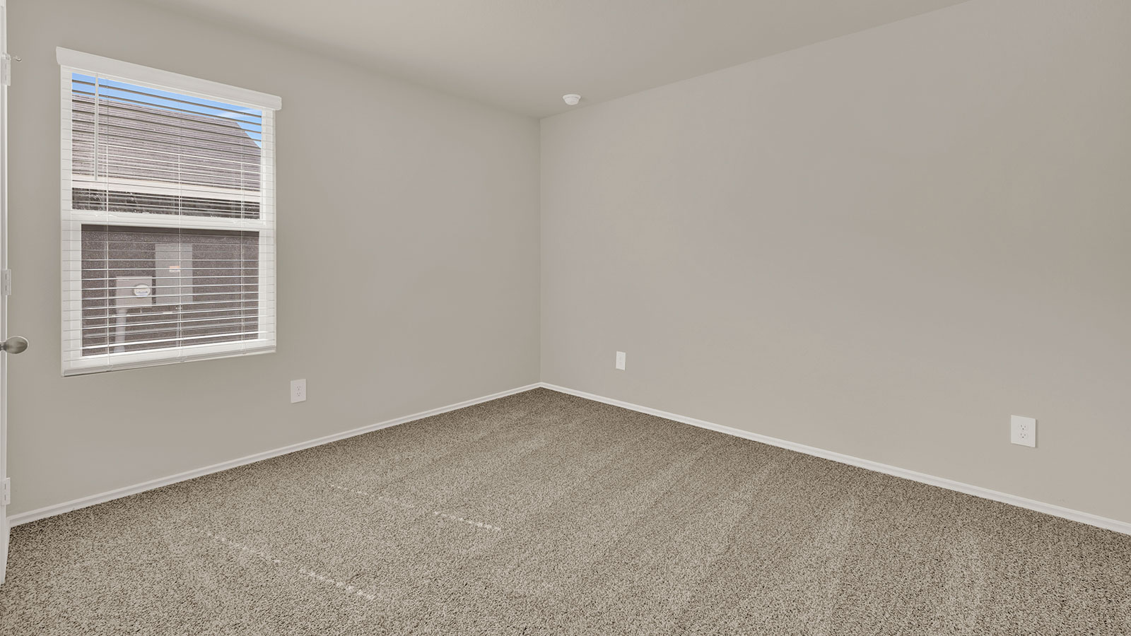 Secondary bedroom with carpeting and one window.