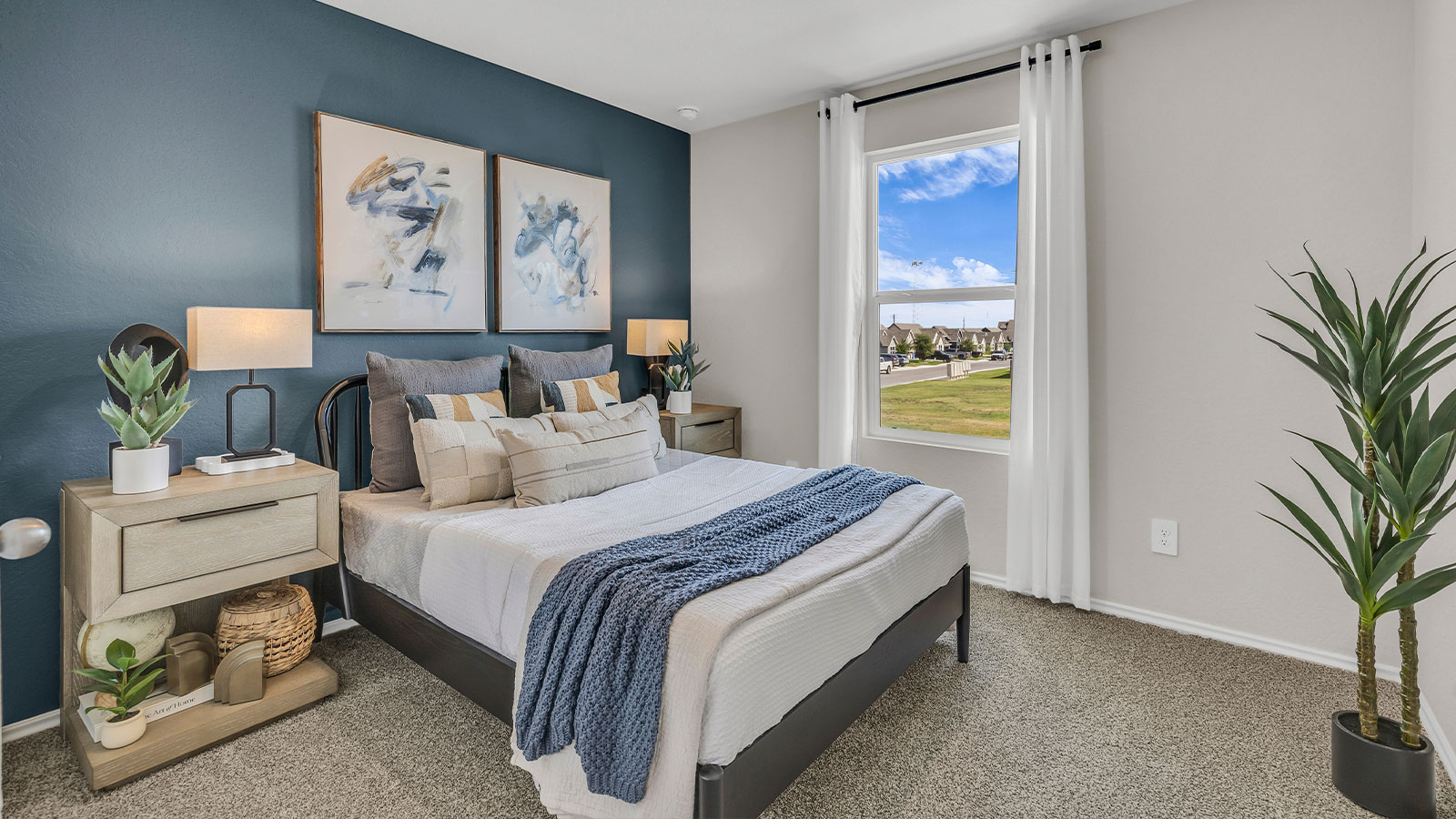 Secondary bedroom with carpeting and one window.