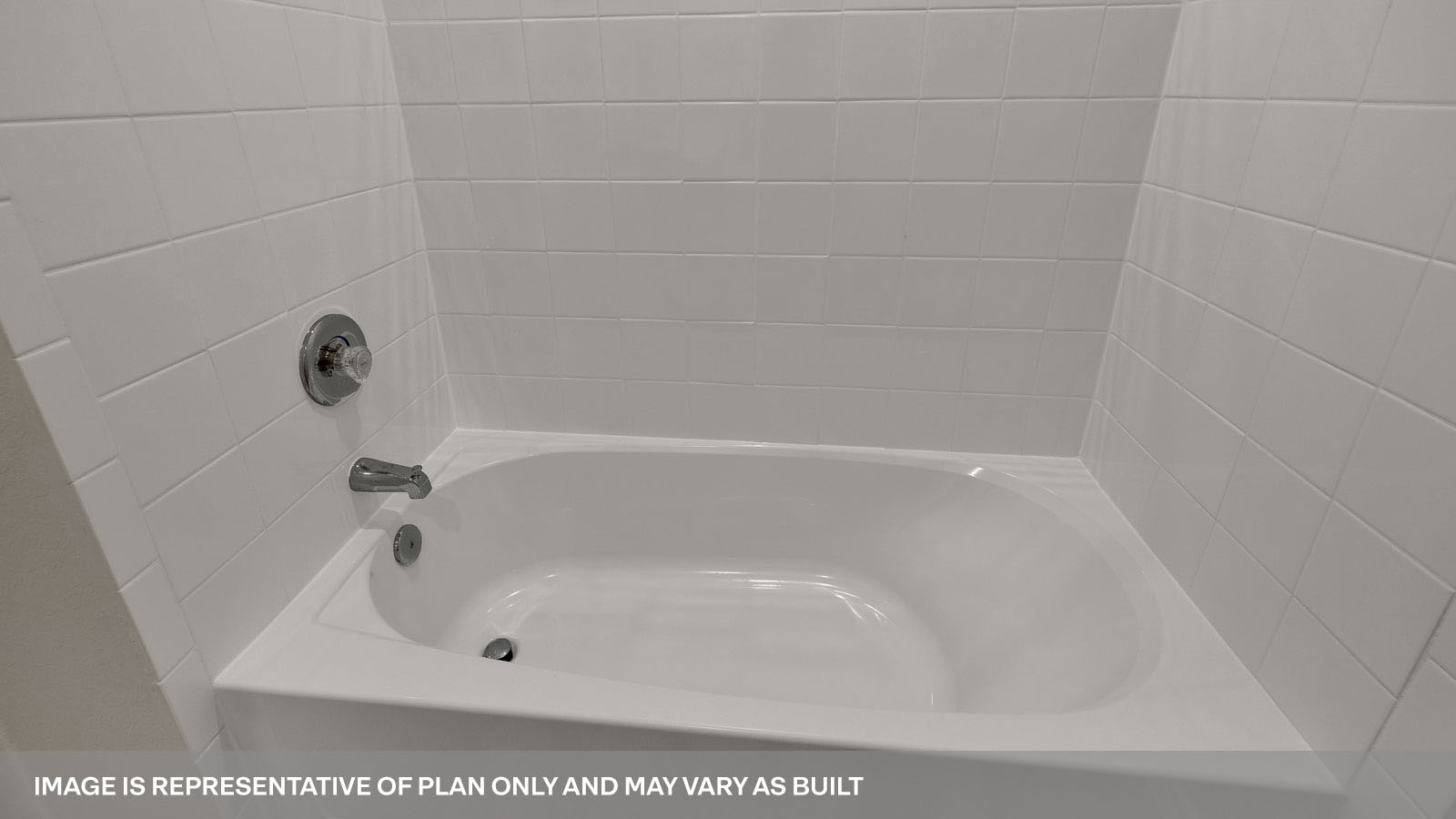 Hall bathroom with shower/tub.