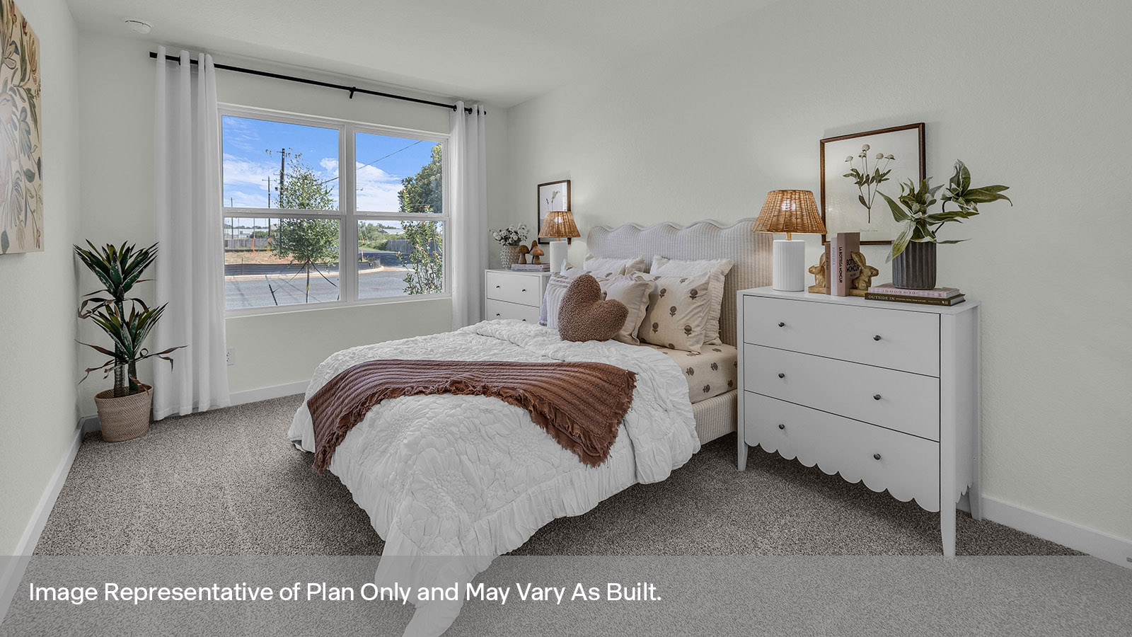 Secondary bedroom with carpeting and one window.