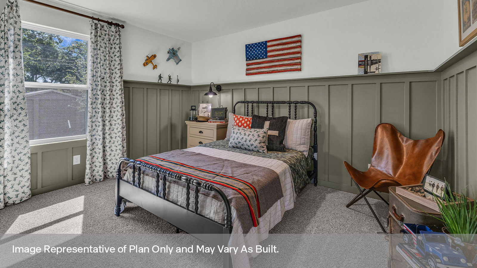Secondary bedroom with carpeting and one window.