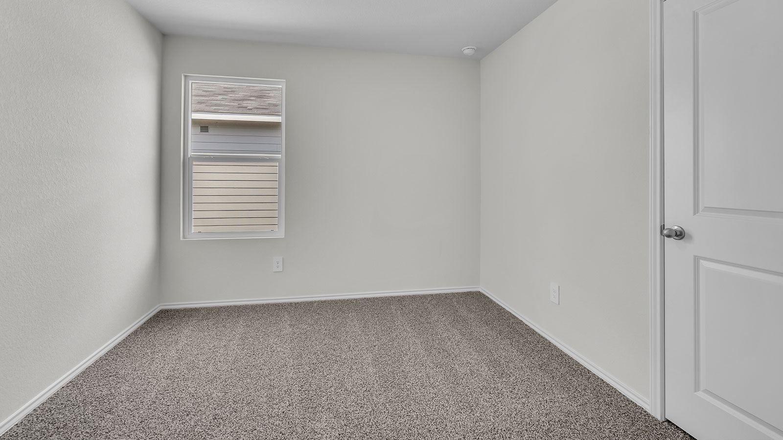 Secondary bedroom with carpeting and one window.