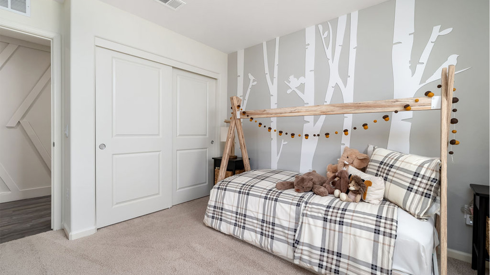 kid's bedroom with camping theme decor