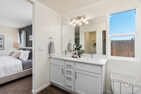 Bright Main Suite bathroom