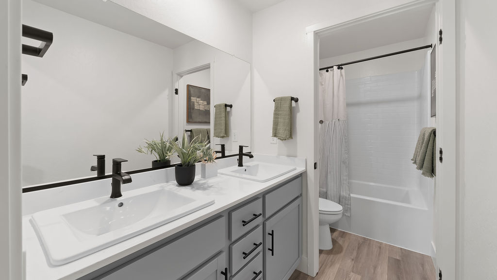 Upstairs bathroom with black finishes.
