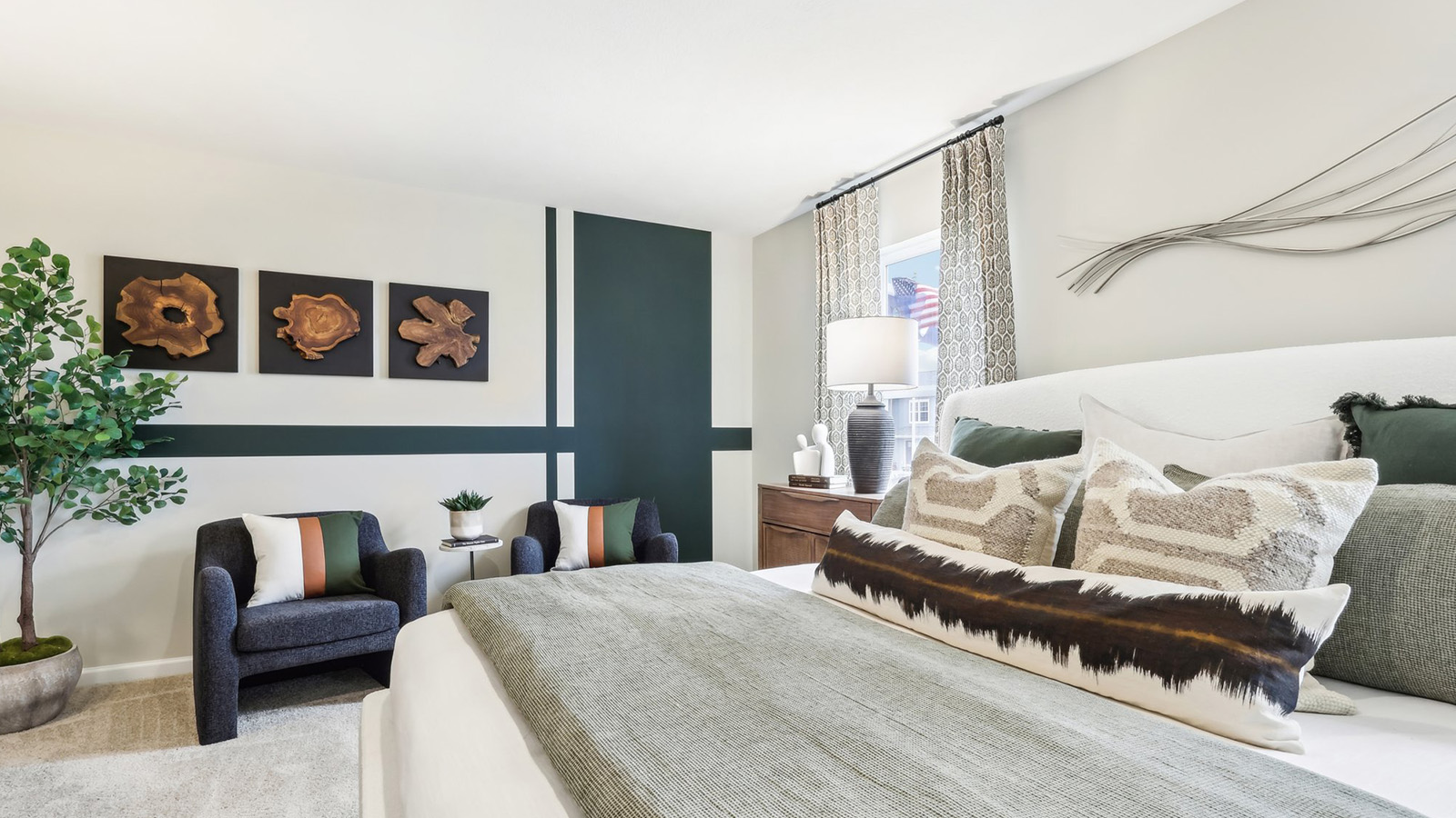 primary suite with seating area