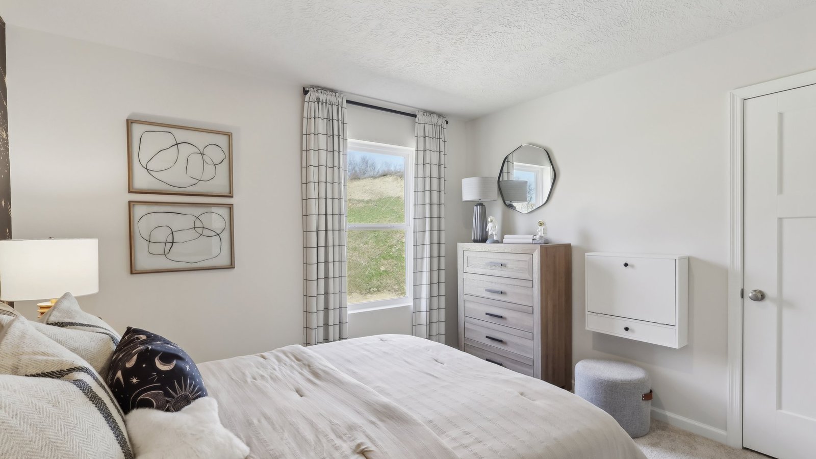 secondary bedroom with closet