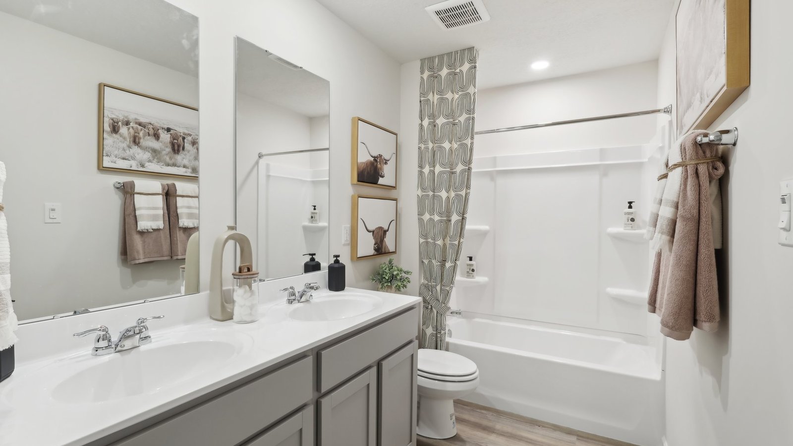 secondary full bathroom