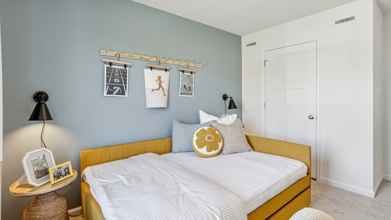 Secondary bedroom with closet